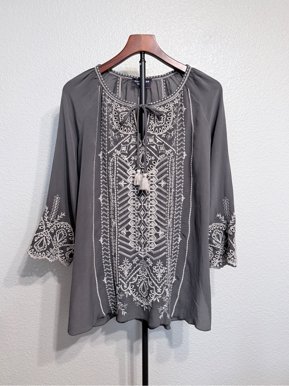 *NWT* Johnny Was Luana Peasant Blouse Gray/White Embroidered Tunic Top - W’s XS